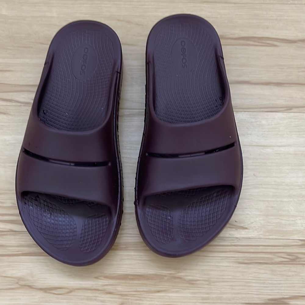 Dark purple oofos slides Womens 10 mens 8